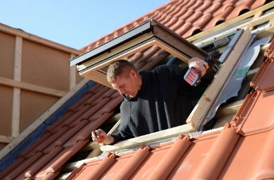 Pose de fenêtres de toit Velux à Montrol-Sénard